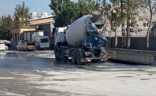 Beton mikseri devrildi, şoförü hayatını kaybetti