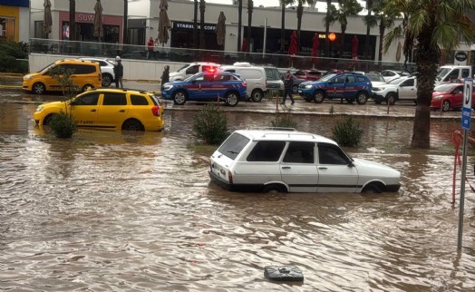 Bodrum'da sağanak; cadde sokaklar göle döndü, araçlar yolda kaldı