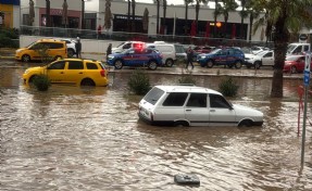 Bodrum'da sağanak; cadde sokaklar göle döndü, araçlar yolda kaldı