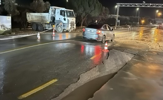 Bodrum’da ana su isale hattı patladı, asfalt çöktü