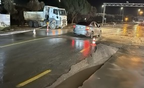 Bodrum’da ana su isale hattı patladı, asfalt çöktü