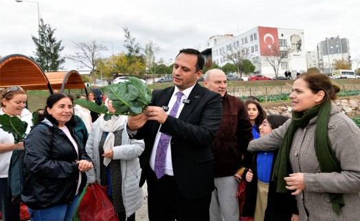 Bornova’da Kent Bostanlarında büyük hasat coşkusu
