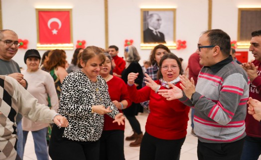Buca Belediyesi’nden engel tanımayan yeni yıl kutlaması
