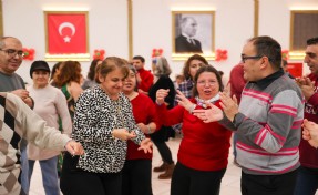 Buca Belediyesi’nden engel tanımayan yeni yıl kutlaması