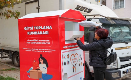 Buca’da giysi kumbaraları ile dayanışma büyüyor