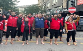 Büyükşehir’de ödeme krizi sürüyor: İşçilerden çıplak ayaklı protesto