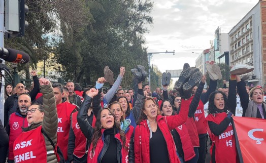 Büyükşehir’de ödeme krizi sürüyor: Belediye işçileri 'çıplak ayakla' yürüdü