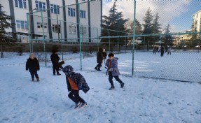 Çay'da kar çocukları sevindirdi