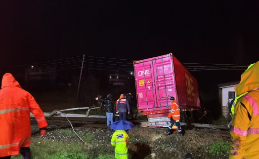 Denizli yolunda TIR devrildi: 1 ölü