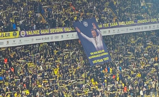 Derbi öncesi statta dev Sadettin Saran pankartı