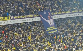 Derbi öncesi statta dev Sadettin Saran pankartı