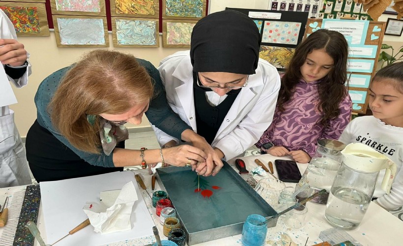 Ebru sanatı ile fizik öğreniyorlar