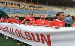 Eski futbolcu ve yöneticiler Kızılay için sahaya çıktı