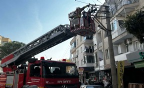 Evinde düşüp, mahsur kalan felçli hasta, balkondan eve girilerek kurtarıldı