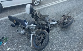 Feci kazada motosiklet ikiye ayrıldı!
