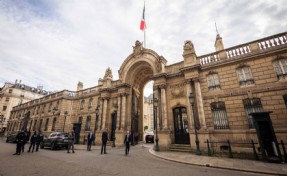 Fransa'da bu kez de Elysee Sarayı soyuldu!