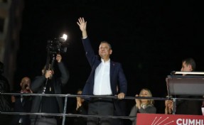 Güngören mitinginde Özel'den Erdoğan'ın o sözlerine sert yanıt: 'Aldığı el belli ama kime veriyor?'