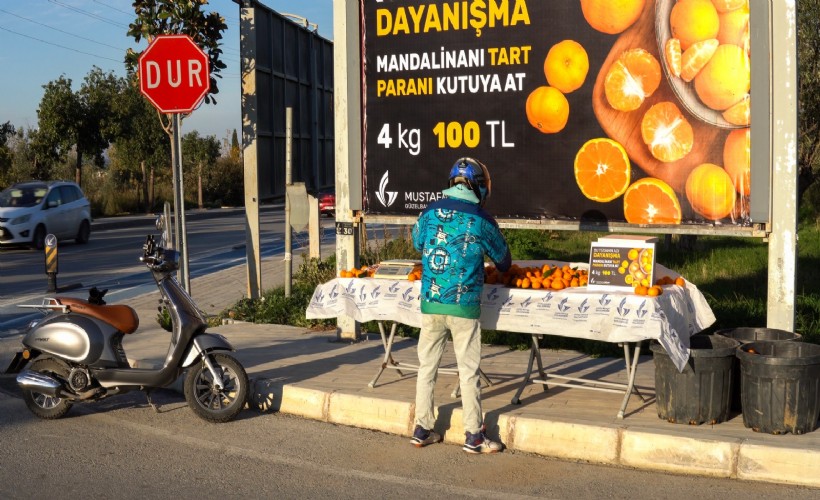 Güzelbahçe’de güven ve dayanışma esaslı uygulama; 'Mandalinanı tart, parasını kutusuna at'