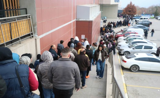 İndirim vatandaşı sokağa döktü: Gece boyu metrelerce kuyruk!