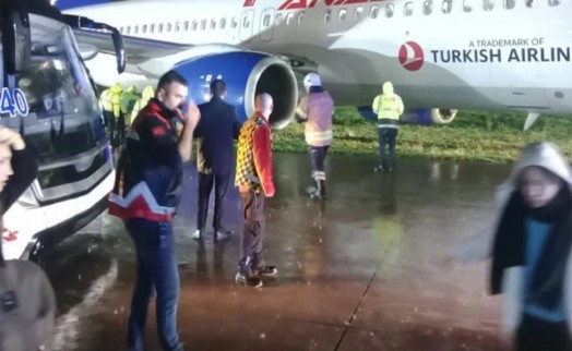 İstanbul'da korku dolu anlar: Yolcu uçağı pistten çıktı, toprağa saplandı