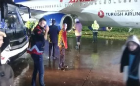 İstanbul'da korku dolu anlar: Yolcu uçağı pistten çıktı, toprağa saplandı