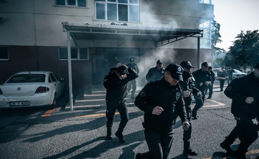 İtfaiye ekiplerinden polis okulunda yangın tatbikatı