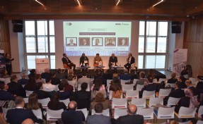 İzmir Kurumsal Yönetim Zirvesi iş dünyası liderlerini buluşturdu