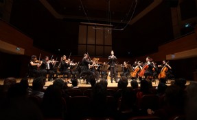 İzmir Oda Orkestrası dünyaca ünlü klarnetçi Barragn ile sahne aldı