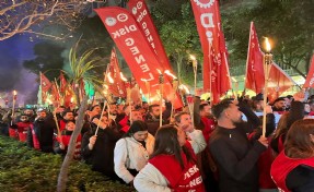 İzmir'de 23 bin işçi meşalelerle hak arayışında!