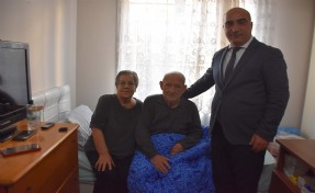 İzmir'de evde sağlık hizmetlerinden yararlanan 300 bininci hastaya ziyaret