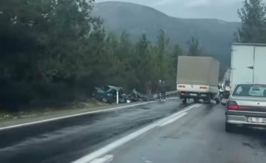 İzmir'de feci kaza! Kamyonetle otomobil çarpıştı: 2 ölü, 1'i ağır 2 yaralı