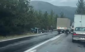 İzmir'de feci kaza! Kamyonetle otomobil çarpıştı: 2 ölü, 1'i ağır 2 yaralı