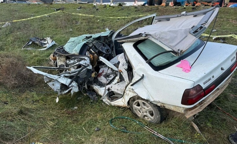 İzmir'de otomobiller çarpıştı; 1 kişi öldü 1 kişi yaralandı