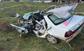 İzmir'de otomobiller çarpıştı; 1 kişi öldü 1 kişi yaralandı