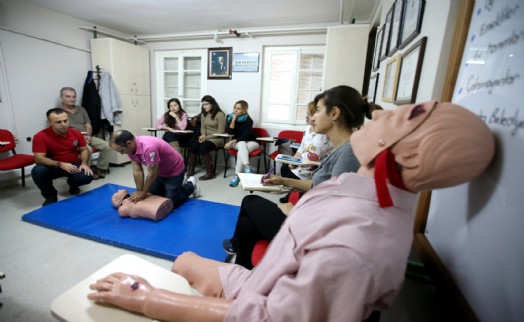 Karşıyaka’da hedef sağlıklı ve bilinçli toplum: 1 yılda 10 bin kişiye sağlık hizmeti verildi