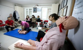 Karşıyaka’da hedef sağlıklı ve bilinçli toplum: 1 yılda 10 bin kişiye sağlık hizmeti verildi