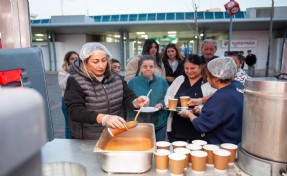Karşıyaka’da soğuk sabahlara sıcak dokunuş: Çorba ikramı başladı