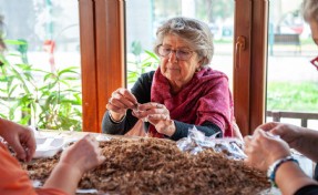 Karşıyaka’da yerel tohum bereketi; 1 yılda 200 bini aşkın tohum paketi dağıtıldı