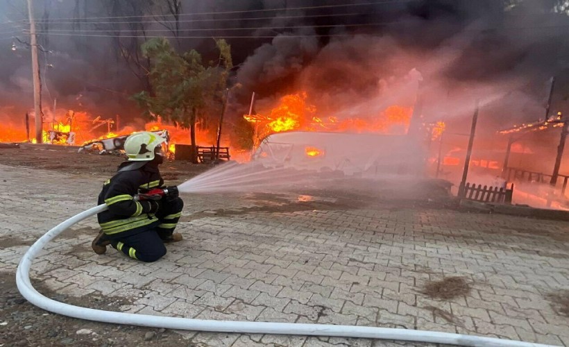 Katrancı Koyu'ndaki karavanda çıkan yangın diğerlerine sıçradı