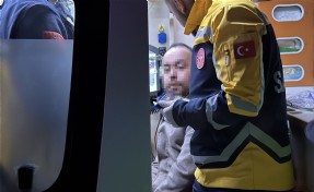 Kaza yapan alkollü sürücü silah saklarken yakalandı