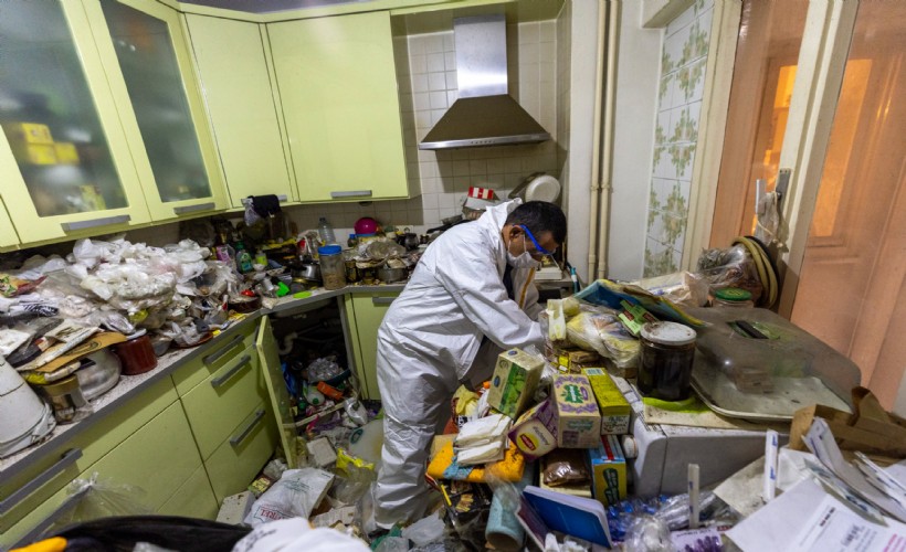 Alsancak'ta çöp ev operasyonu: 4 kamyon atık çıktı