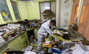 Alsancak'ta çöp ev operasyonu: 4 kamyon atık çıktı