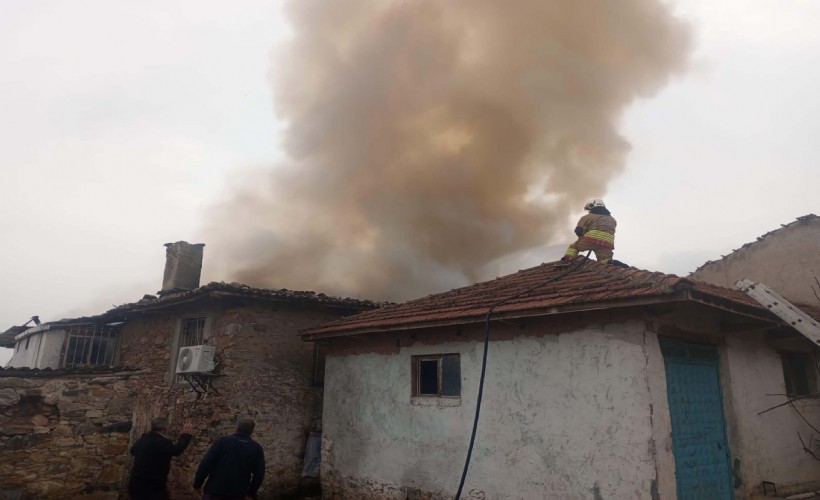 Kula'da 2 katlı ev yandı