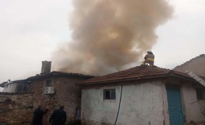 Kula'da 2 katlı ev yandı