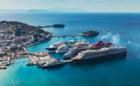 Kuşadası'na yılın ilk 11 ayında 611 kruvaziyer ile denizden 990 bin 231 yolcu geldi