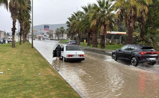 Kuşadası'nda sağanak yaşamı olumsuz etkiledi