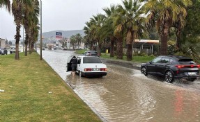 Kuşadası'nda sağanak yaşamı olumsuz etkiledi