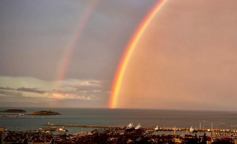 Kuşadası’nda yağmur sonrası denizin üzerinde gökkuşağı oluştu