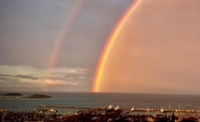 Kuşadası’nda yağmur sonrası denizin üzerinde gökkuşağı oluştu