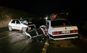 Kütahya'da iki otomobil kafa kafaya çarpıştı; 4 yaralı